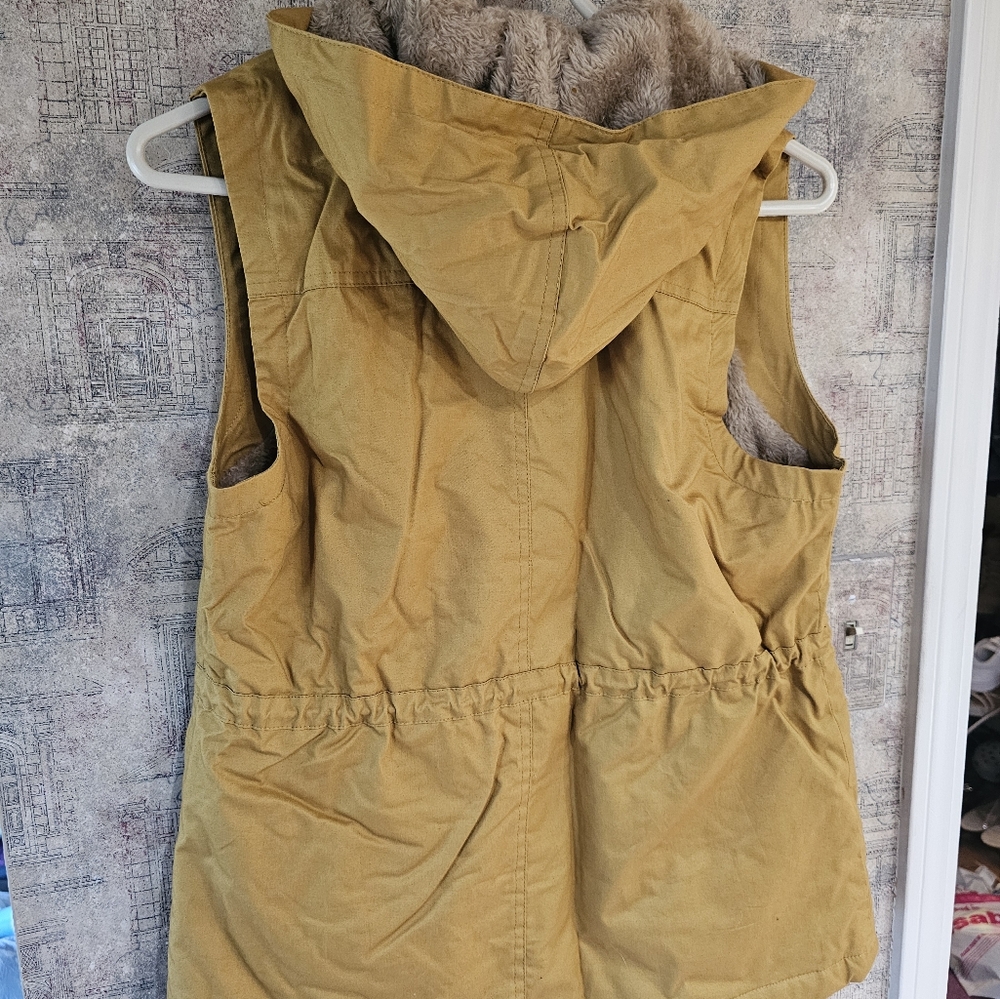 Vest - Picture 4 of 4